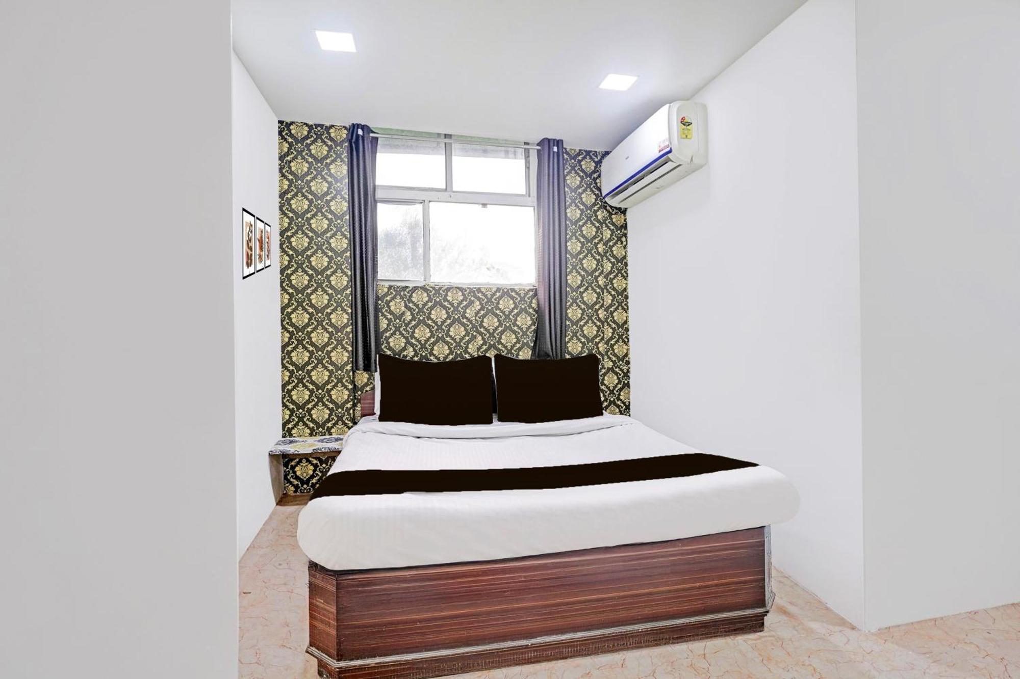 Super Hotel O Navrangpura Cg Road Formerly Hotel Yugraj 阿穆达巴 外观 照片
