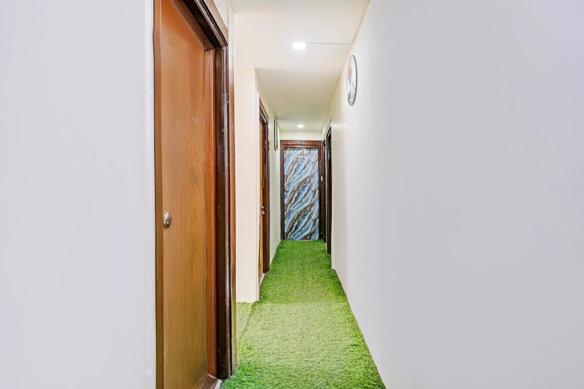 Super Hotel O Navrangpura Cg Road Formerly Hotel Yugraj 阿穆达巴 外观 照片