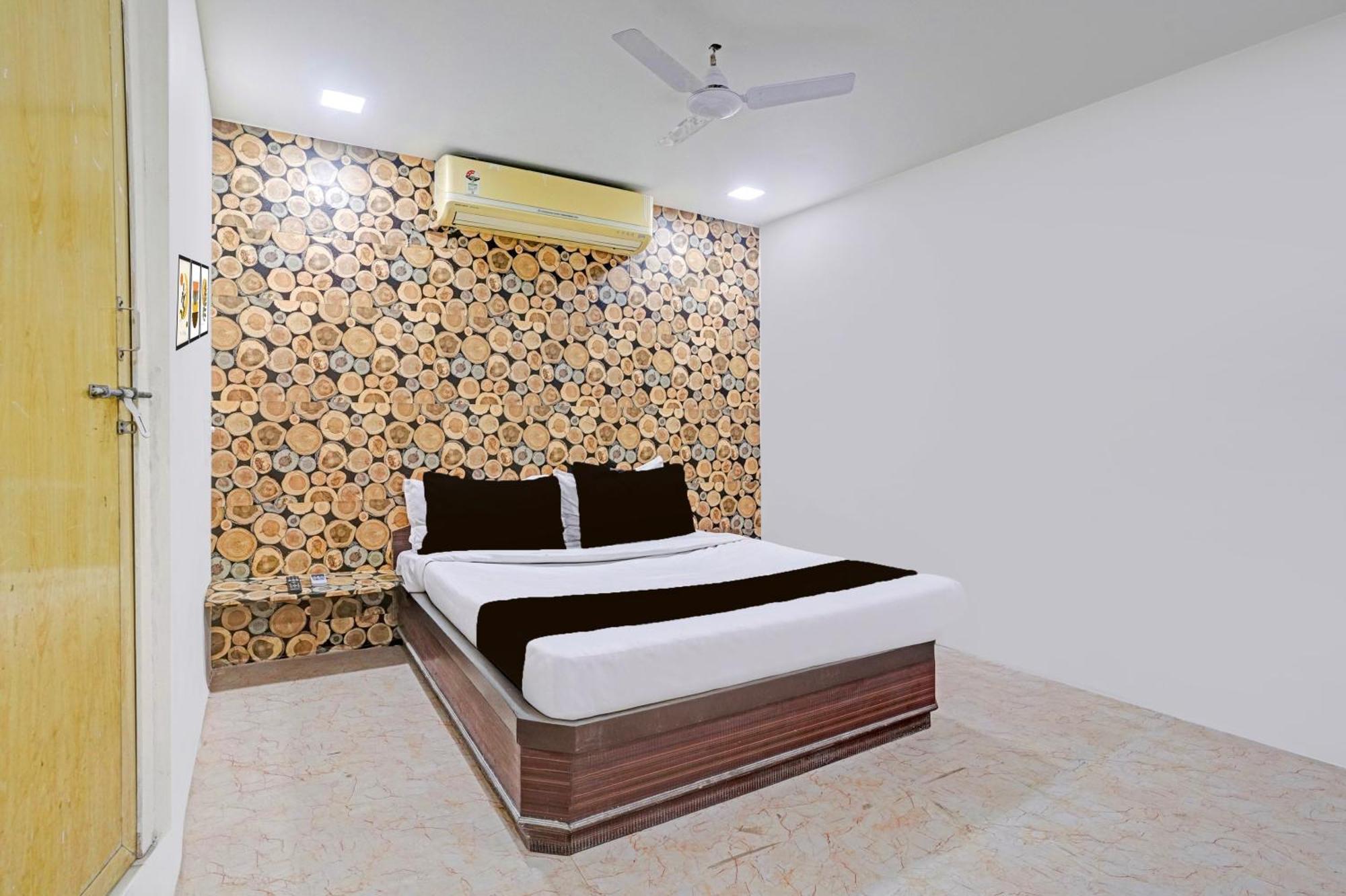Super Hotel O Navrangpura Cg Road Formerly Hotel Yugraj 阿穆达巴 外观 照片