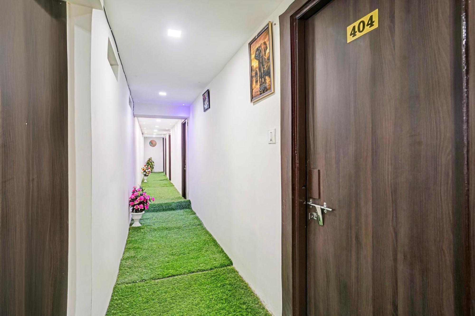Super Hotel O Navrangpura Cg Road Formerly Hotel Yugraj 阿穆达巴 外观 照片