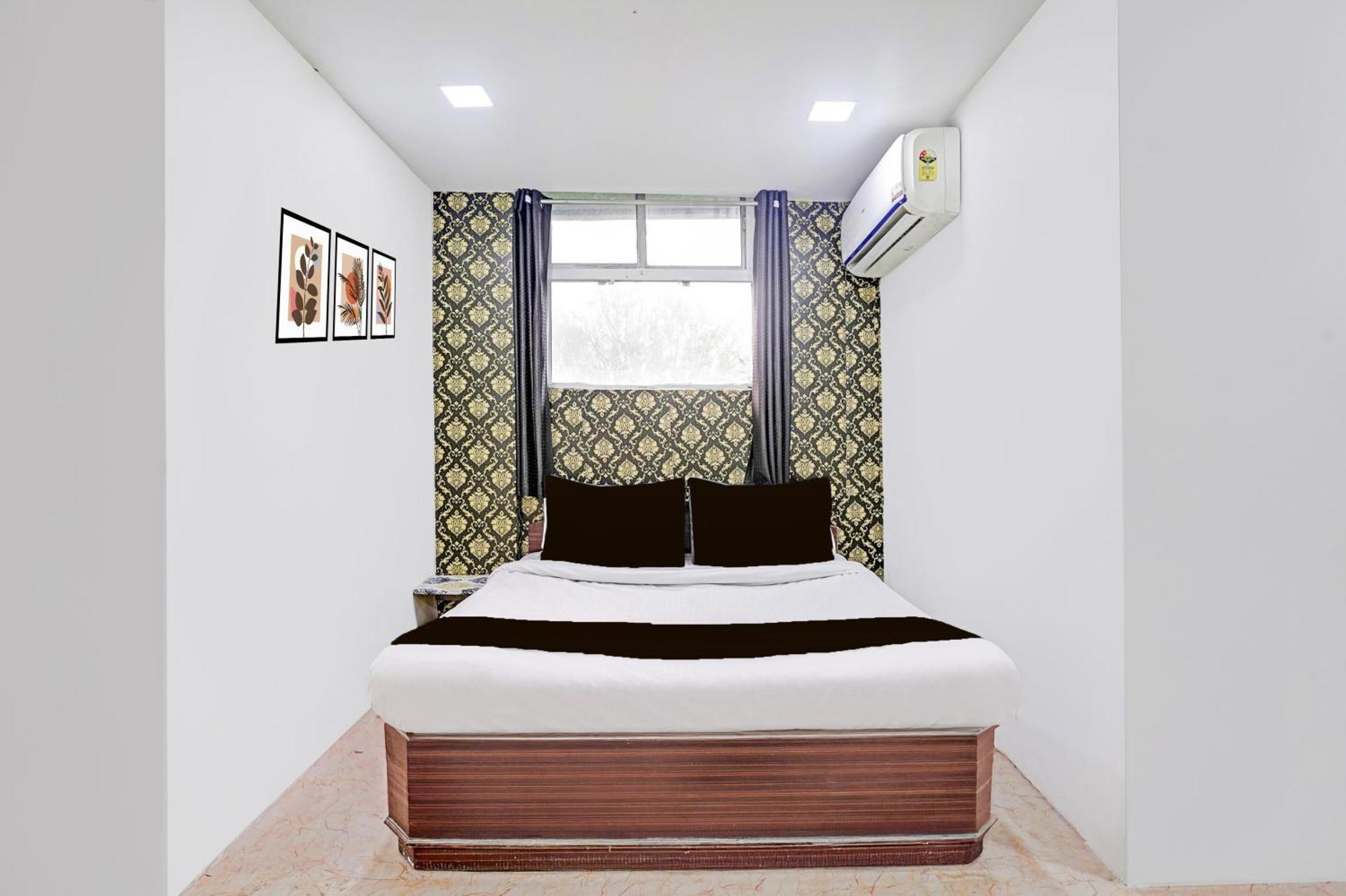 Super Hotel O Navrangpura Cg Road Formerly Hotel Yugraj 阿穆达巴 外观 照片