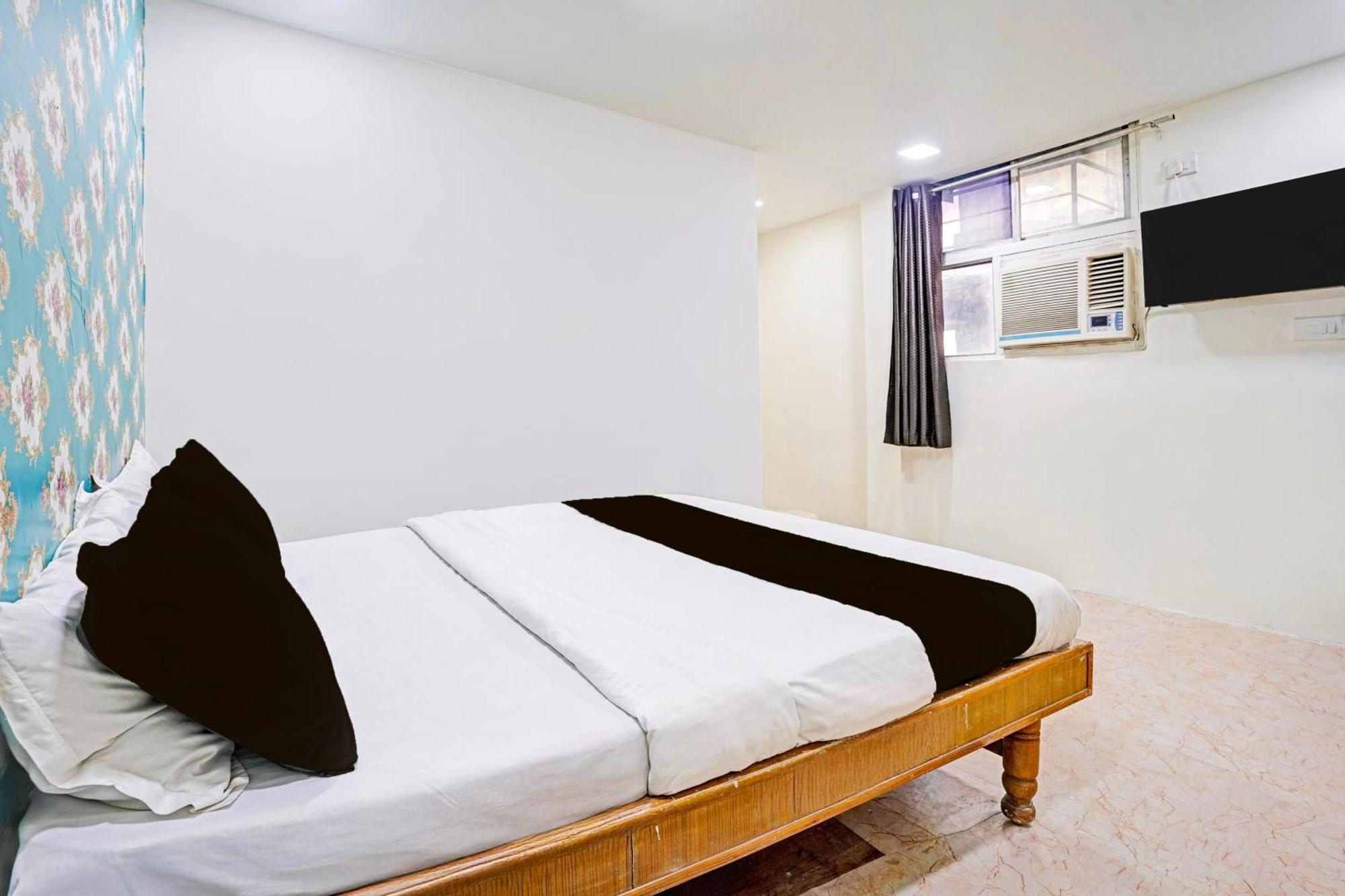 Super Hotel O Navrangpura Cg Road Formerly Hotel Yugraj 阿穆达巴 外观 照片